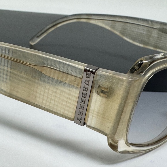 Vintage Burberry by safilo Sunglasses b8489/S BXVLE scratches on lenses - Picture 5 of 16